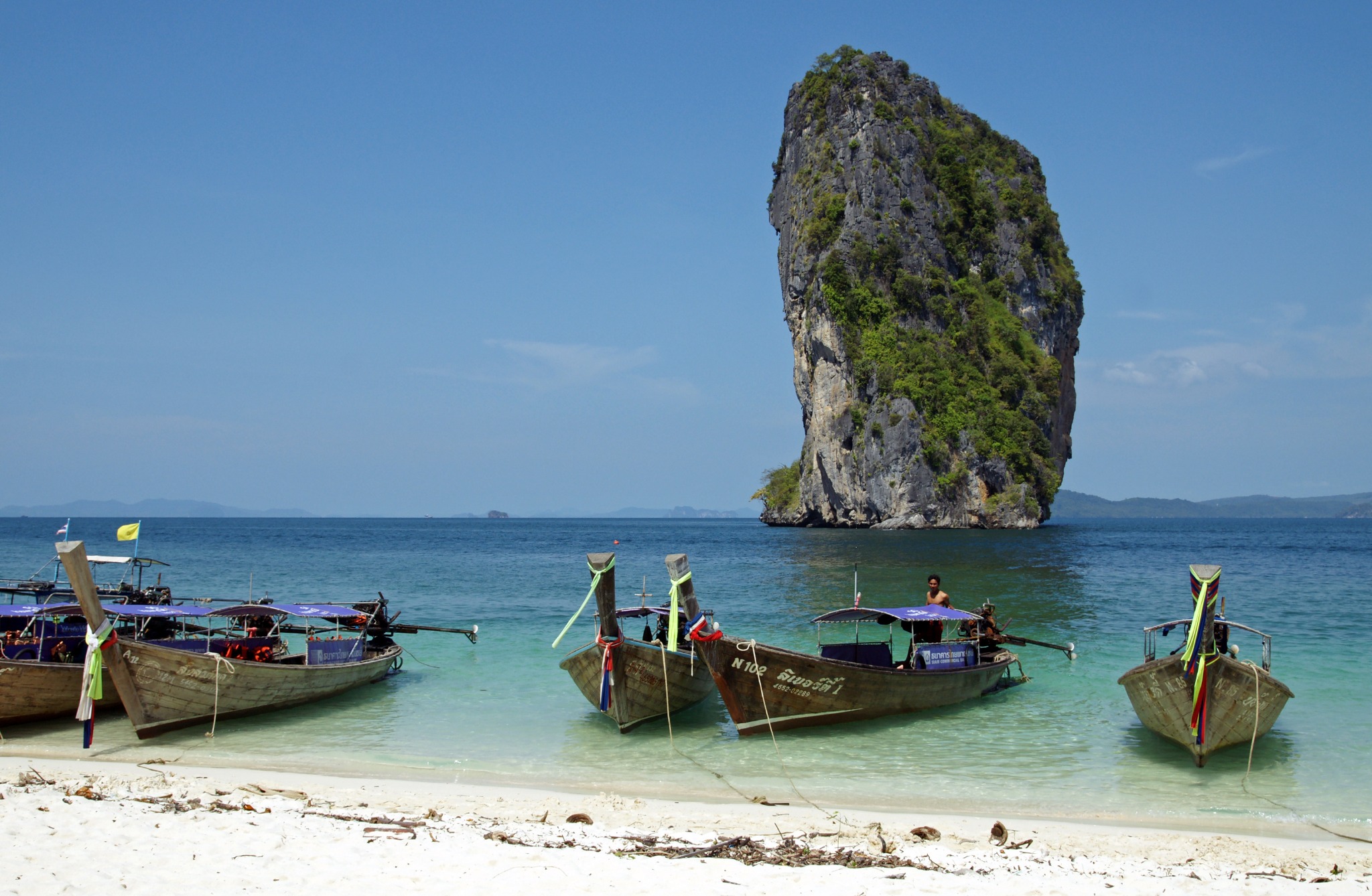 Longtail Boote und Kalksteinfelsen in Krabi